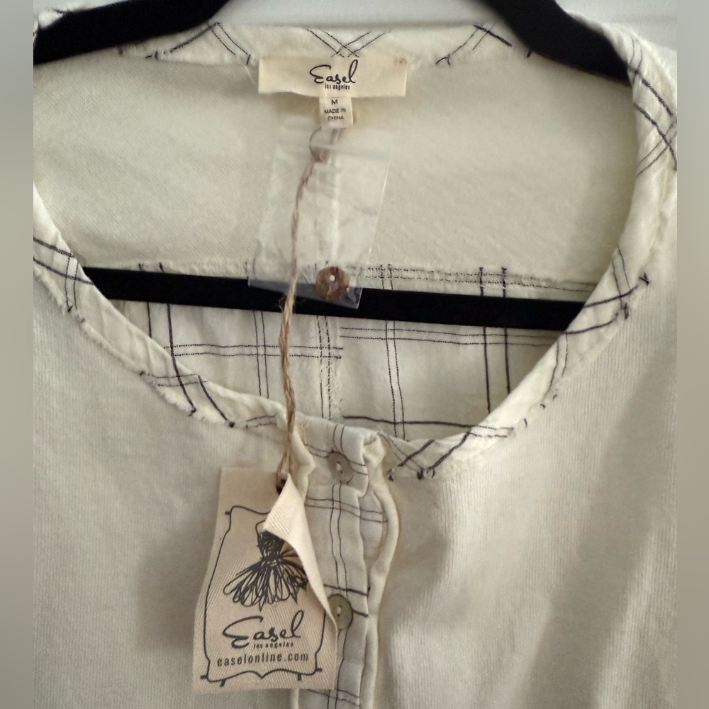 Easel white cream top